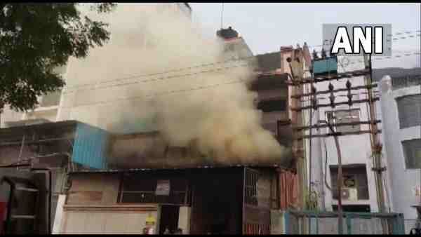 Narela Industrial Fire : चप्पल-जूते बनाने वाली फैक्ट्री में भीषण आग लगी