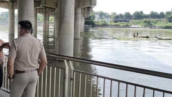 लखनऊ: 'बॉयफ्रेंड ने दिया धोखा, गोमती नदी में कूदी प्रेमिका, बोली- अब जीना नहीं चाहती