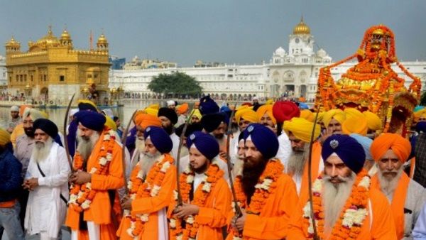 Gurpurab Wishes:'वाहेगुरु जी का खालसा, वाहेगुरु जी की फतेह', इन संदेशों के जरिए दें गुरुनानक जयंती की बधाई