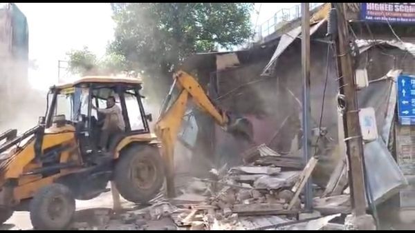 Shivpuri news: मुक्तिधाम मार्ग पर स्थापित की प्रतिमा तो प्रशासन ने चलाया आसपास के मकानों पर बुलडोजर