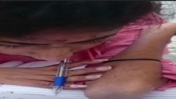 Gwalior news: अपनी तकदीर बनाने के लिए दिव्यांग बेटी मुंह से कलम पकड़ कर करती है पढ़ाई