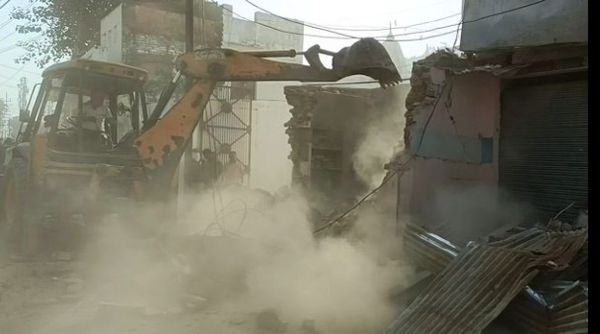 Gwalior news: सेवा नगर रोड पर बुलडोजर से तोड़े गए सड़क किनारे के मकान, पुलिस रही मौजूद