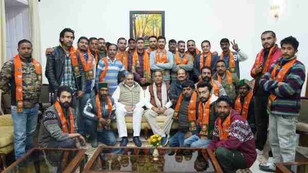 Himachal Elections 2022: हिमाचल चुनाव से ठीक पहले कांग्रेस में बगावत, 26 नेता BJP में शामिल