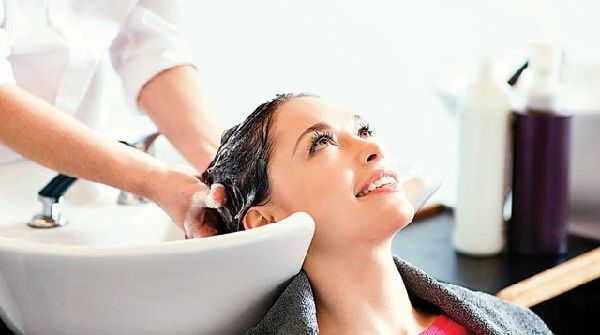 सैलून में बाल धुलवाते समय महिला को आया 'ब्यूटी पार्लर स्ट्रोक सिंड्रोम', अस्पताल में होना पड़ा भर्ती