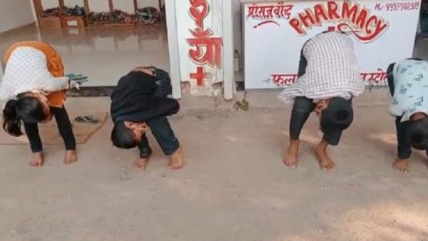 Singrauli news: शिक्षक ने बच्चों को पीटा फिर बीच सड़क बनाया मुर्गा, इस गलती के लिए मिली सजा