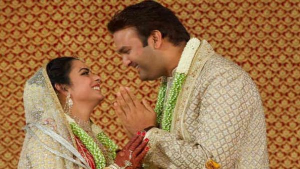 ईशा अंबानी-आनंद पीरामल ने जुड़वा बच्‍चों का रखा ये नाम,कितनी संपत्ति के मालिक हैं मुकेश अंबानी के बेटी-दामाद