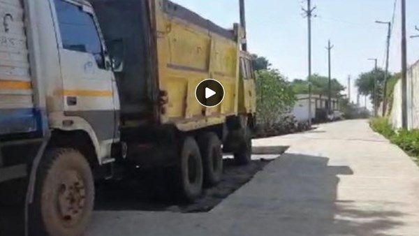 Jabalpur News: ऐसा 'विकास' आपने नहीं देखा होगा, जबलपुर में ट्रक हटाए बिना बना दी सड़क Video viral