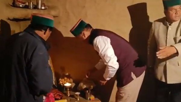  किन्नौर में श्याम शरण नेगी के घर पहुंचे सीएम जयराम ठाकुर, परिजनों से मिलकर दी श्रद्धांजलि