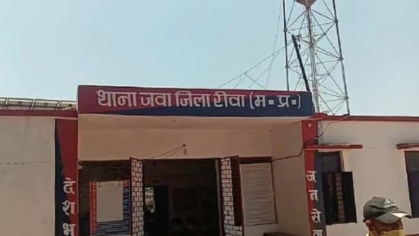 Rewa news : छात्र चिल्लाता रहा मत मारो मैं मर जाऊंगा, उल्टा करके तालिबानी सजा का खौफनाक वीडियो
