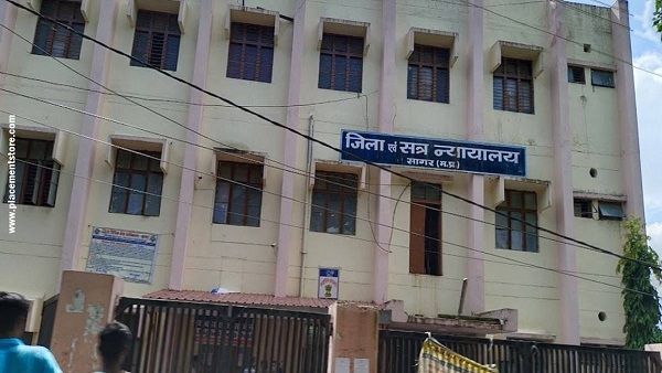 खराब सड़कों से जान को खतरा, कोर्ट में याचिका दाखिल, हाजिर हों कलेक्टर-कमिश्नर