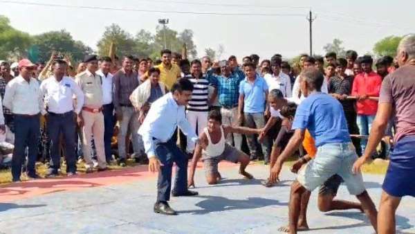 CG Olympics 2022: छत्तीसगढ़ में जब कलेक्टर ने बोला कबड्डी-कबड्डी, तो ग्रामीणों ने जमकर पकड़ा