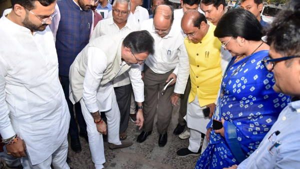 Kanpur : Yogi सरकार में मंत्री जितिन प्रसाद ने उंगली से खोद दी 34 करोड़ की सड़क, अफसरों को लगाई फटकार