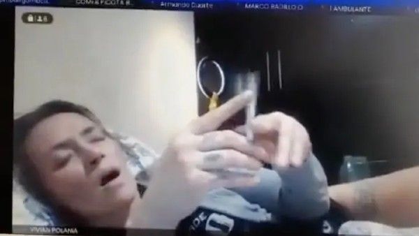 ऑनलाइन सुनवाई के दौरान महिला जज की 'गंदी हरकत', बिना कपड़ों के लेटकर पीती रहीं सिगरेट