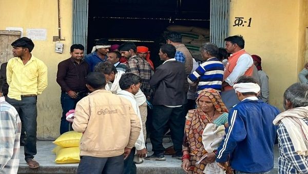 MP: खाद की लाइन में लगे-लगे एक किसान का दम निकला, कई दिन से लगा रहा था चक्कर