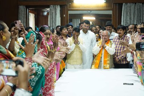 Indore दौरे पर केंद्रीय कृषि मंत्री नरेंद्र सिंह तोमर, किन्नरों ने की ये मांग