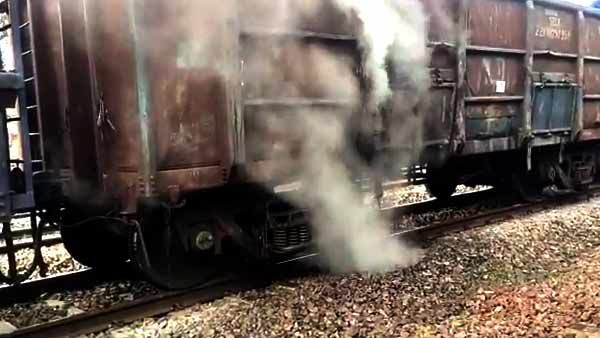 Mirzapur Railway Station पर मुगलसराय से झांसी जा रही मालगाड़ी से उठने लगा धुंआ, मची अफरा-तफरी