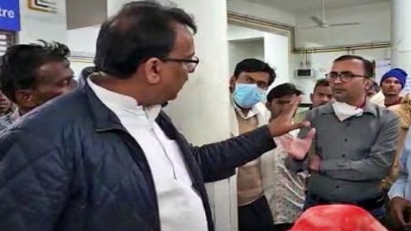 MLA ने रौब जमाया तो डॉक्टर बोले, बुला लीजिए कलेक्टर को, नौकरी ही जाएगी न और क्या होगा