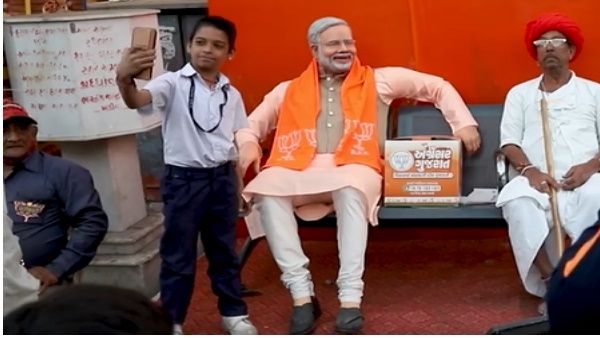 Gujarat Elections:जमालपुर-खड़िया सीट से बीजेपी प्रत्याशी वोटरों को लुभाने के लिए निकाला ये अनोखा अंदाज