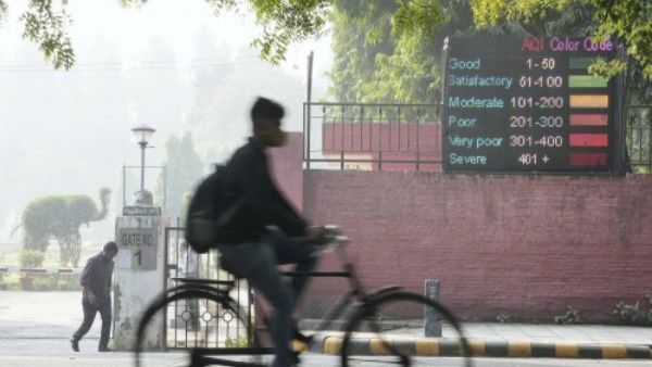 दुनिया के प्रदूषित शहरों में दिल्ली टॉप पर, लगातार चौथे दिन 'खराब' स्तर पर रही एयर क्‍वालिटी