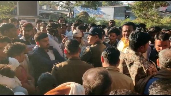 Morena news: आंगनबाड़ी केंद्र में खेल रहे थे बच्चे अचानक ऊपर गिर गई पानी की टंकी की दीवार