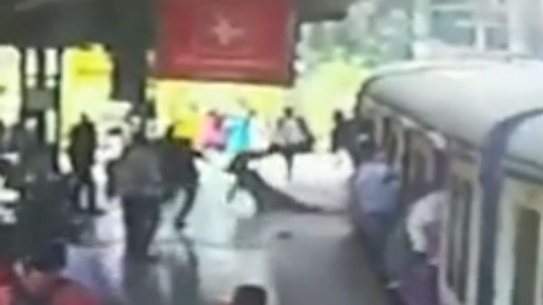 चलती मुंबई लोकल ट्रेन से गिरी मां और बच्‍ची, RPF जवान ने ऐसे बचाई जान, देखें VIDEO