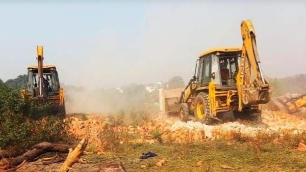 Singrauli news : सोलर प्लांट लगाने के लिए करोड़ों की जमीन कराई गई मुक्त, 45 से अधिक घरों पर चला बुलडोजर