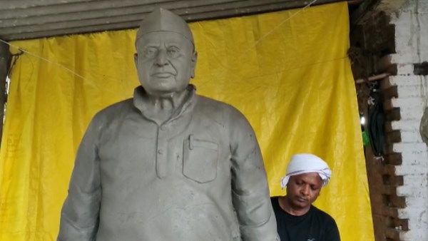 राजबली यादव ने बनाई 'नेताजी' की मानव कद प्रतिमा, अर्जुन यादव ने 'थैंक्स' तो टीना यादव ने 'दादू' लिखा