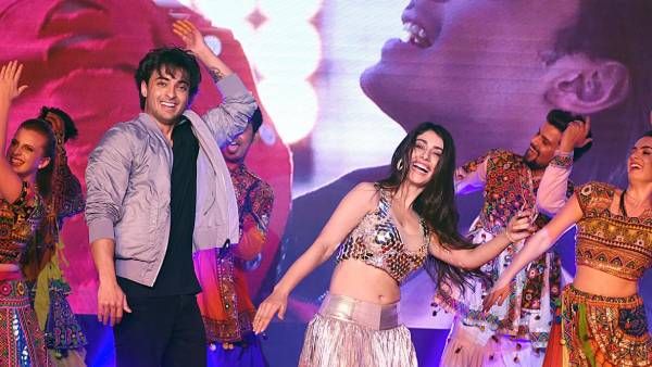 क्या करता है डीजे वाला बाबू जो थिरकने लगते हैं लोग