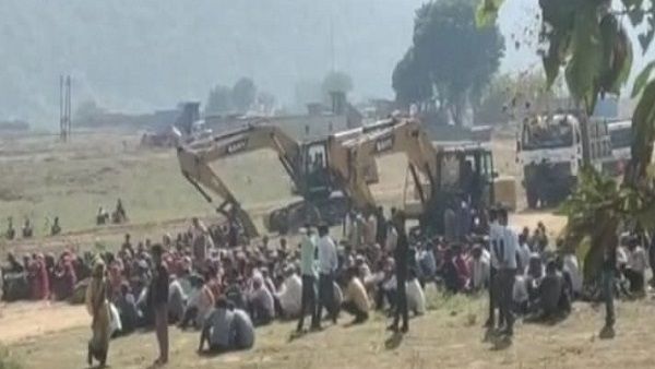 हीरों का जहां अवैध उत्खनन, वहां जेसीबी के आगे लेट गए ग्रामीण, डैम का काम बंद कराया