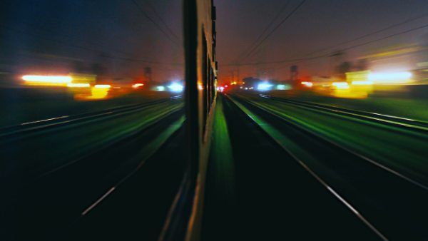 Pics: तेज रफ्तार में दौड़ती ट्रेन से ली गई खूबसूरत तस्वीरें, रेल मंत्रालय ने की शेयर