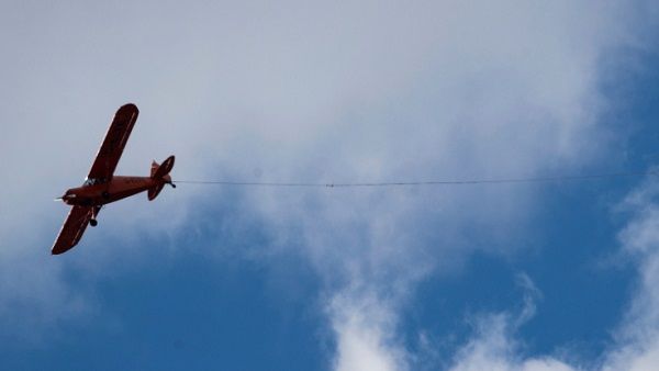 कोलंबिया में प्लेन क्रैश होने के बाद घर की छत पर गिरा, 8 लोगों की मौत