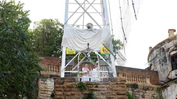 Morbi Bridge के पास पहुंचे PM, हेलिकॉप्टर लैंडिंग से पहले ढका गया Oreva कंपनी का बोर्ड, दफ्तर में ताला