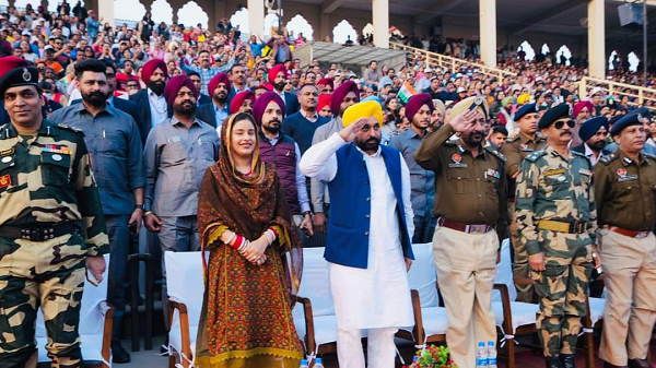 पाकिस्तान-भारत के वाघा बॉर्डर पर रिट्रीट समारोह में शामिल हुए पंजाब के CM मान और उनकी पत्नी, PHOTOS