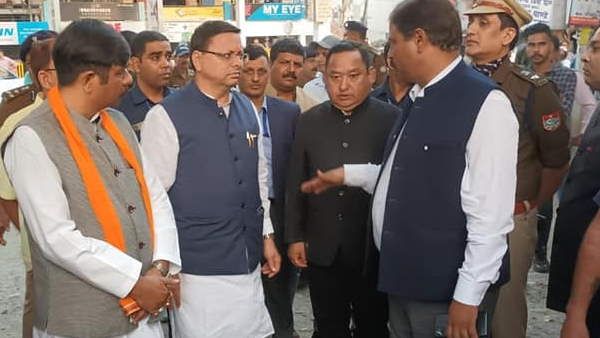 Uttarakhand CM ने सड़कों में गड्ढे देखकर अधिकारियों की लगाई जमकर फटकार, गड्ढे मुक्त सड़कों को लेकर दी ये डेडलाइन