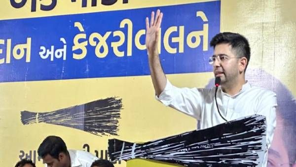 Gujarat Electios: नवसारी में आप नेता राघव चड्ढा का फिल्मी अंदाज, अमिताभ स्टाइल में कहा- हमारे पास केजरीवाल है
