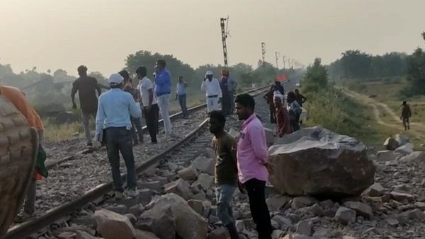 खजुराहो-छतरपुर रेलवे लाइन के पास क्रेशर में ब्लॉस्ट, रेलवे ट्रैक क्षतिग्रस्त, रुट पर ट्रेनों की आवाजाही बंद