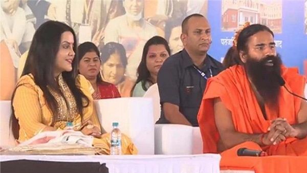 Baba Ramdev बोले-महिलाएं कपड़े न पहनें तब भी अच्छी लगती हैं, स्वाति मालीवाल समेत कई लोगों ने जताया विरोध
