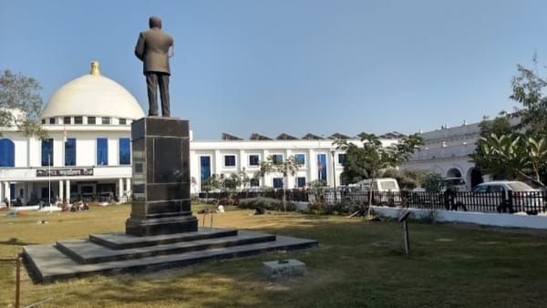 Rewa news : हाईकोर्ट के आदेश पर कलेक्ट्रेट परिसर के अतिक्रमण चला बुलडोजर, 54 दुकानें हटाई गई