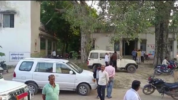 Satna News : हाथ मलती रह गई लोकायुक्त टीम, दीवार फांदकर फरार हुआ रिश्वतखोर बाबू