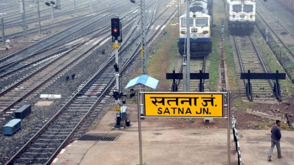 Satna news : मालगाड़ी पर चढ़कर सेल्फी ले रहा था नाबालिग, हाई टेंशन तार की चपेट में आने से झुलसा