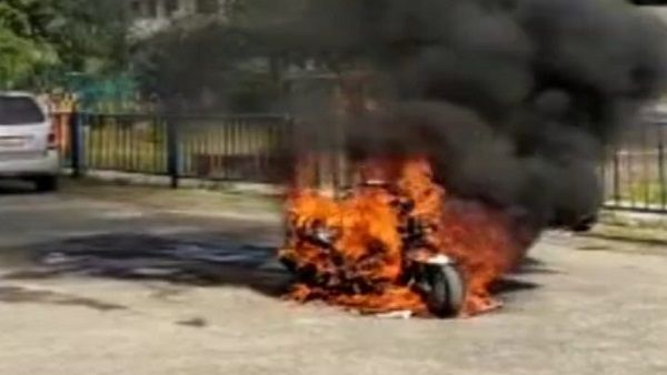 सड़क पर चलते-चलते लगी आग, 15 मिनट में ई-बाइक हो गई कबाड़