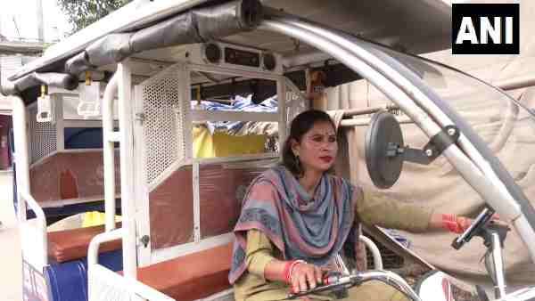 Jammu की पहली महिला ई-रिक्शा चालक बनी सीमा देवी, 'ताने सुने, लेकिन हार नहीं मानी'