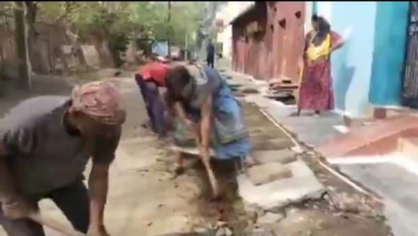 umaria News : अधिकारियों ने नहीं सुनी समस्या, किन्नर पार्षद ने उठाई गैती, शुरू कर दी खुदाई