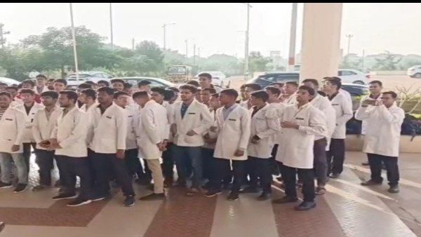 Shivpuri news: बीजेपी विधायक की बढ़ सकती है परेशानी, जूनियर डॉक्टर्स का विरोध प्रदर्शन जारी