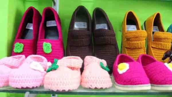 मेहनत को मिला मान ! कभी बेटी के जूते के लिए पैसे नहीं थे, अब दुबई-जापान में तक जाते हैं हाथ से बुने ऊनी जूते