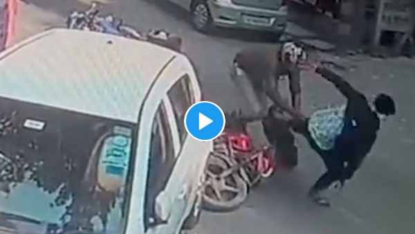 Snatcher Delhi Police को चकमा देने में रहे नाकाम, जान पर खेलकर दबोचा, VIDEO