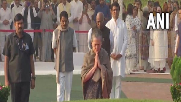 Jawaharlal Nehru: खड़गे ने पंडित नेहरू को बताया Champion of Democracy, सोनिया गांधी ने दी पुष्प श्रद्धांजलि