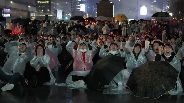 रोते हुए कोरियाई कप्तान का ढांढस बंधाने की जगह सेल्फी लेने लगा घाना का स्टॉफ मेंबर, VIDEO वायरल