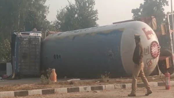 बड़ा हादसा : हाथरस में एलपीजी गैस से भरा टैंकर पलटा, उड़ सकता था 7 किलोमीटर का क्षेत्र