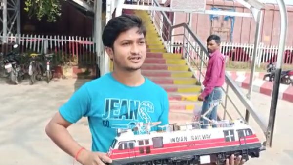 बिहार के छात्र ने बनाया बैटरी से चलने वाला इलेक्ट्रिक लोकोमोटिव ट्रेन इंजन, डीआरएम को किया भेंट